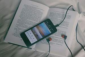 Buch, Smartphone und Kopfhörer Buch, Smartphone und Kopfhörer