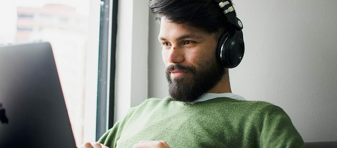 Person mit Kopfhörern